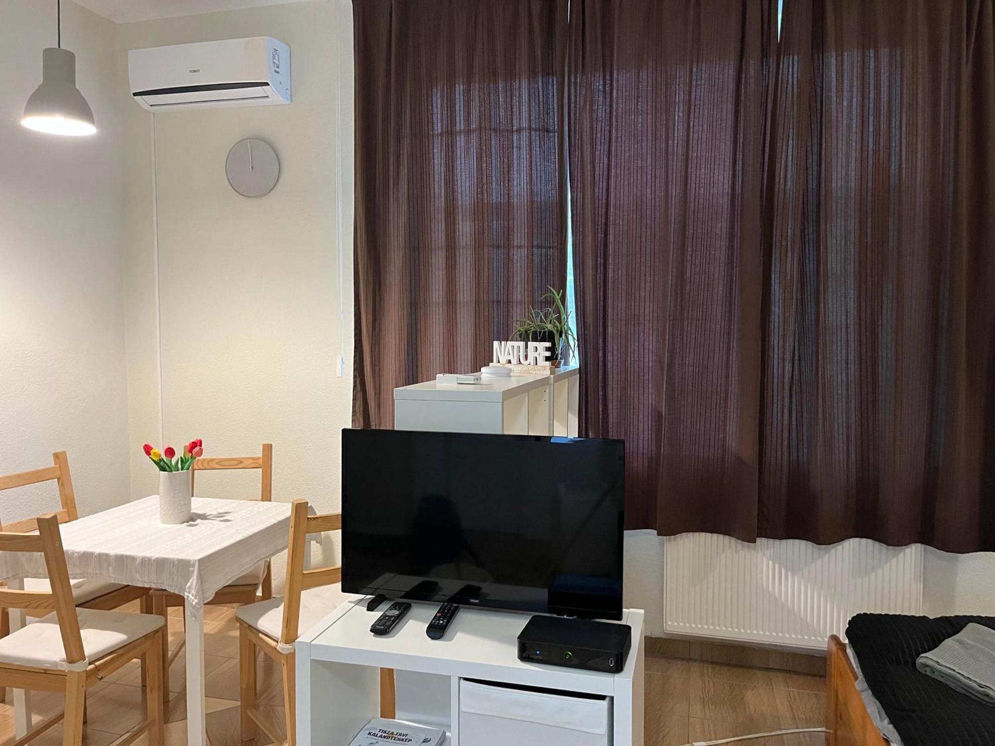 Idill Apartmanhaz B&B Tiszafüred Buitenkant foto