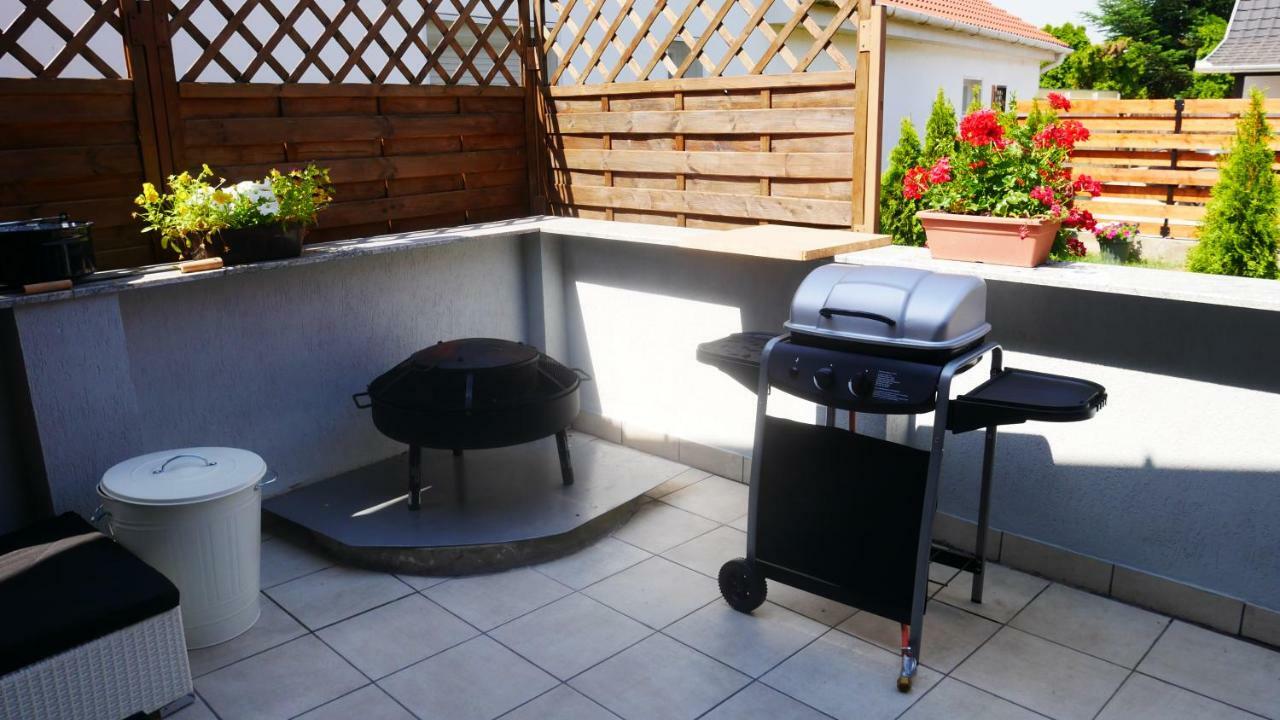 Idill Apartmanhaz B&B Tiszafüred Buitenkant foto