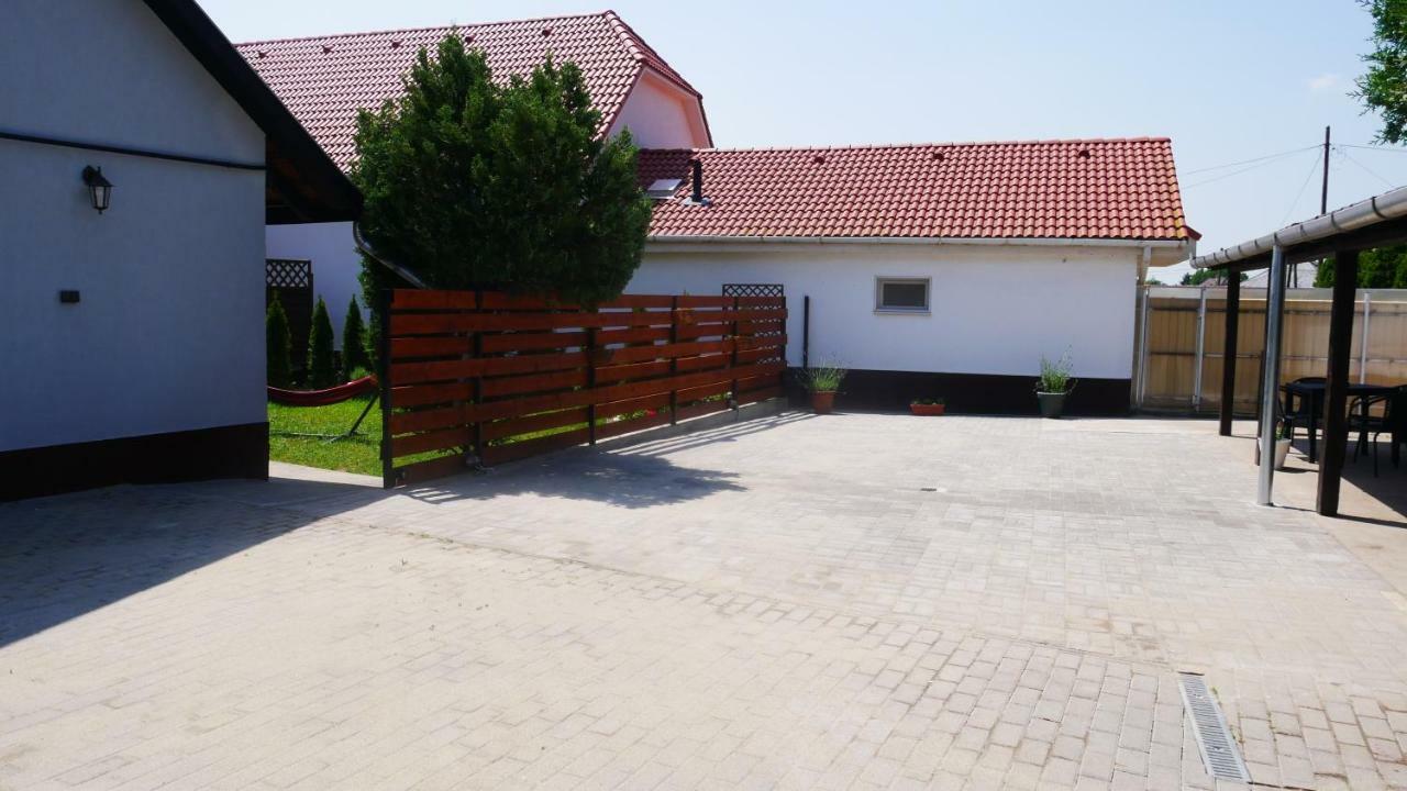 Idill Apartmanhaz B&B Tiszafüred Buitenkant foto