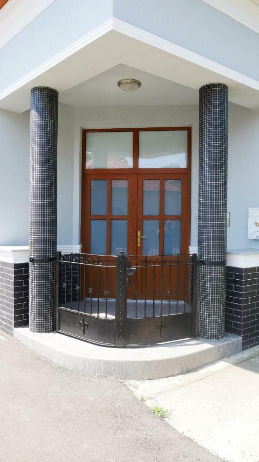 Idill Apartmanhaz B&B Tiszafüred Buitenkant foto